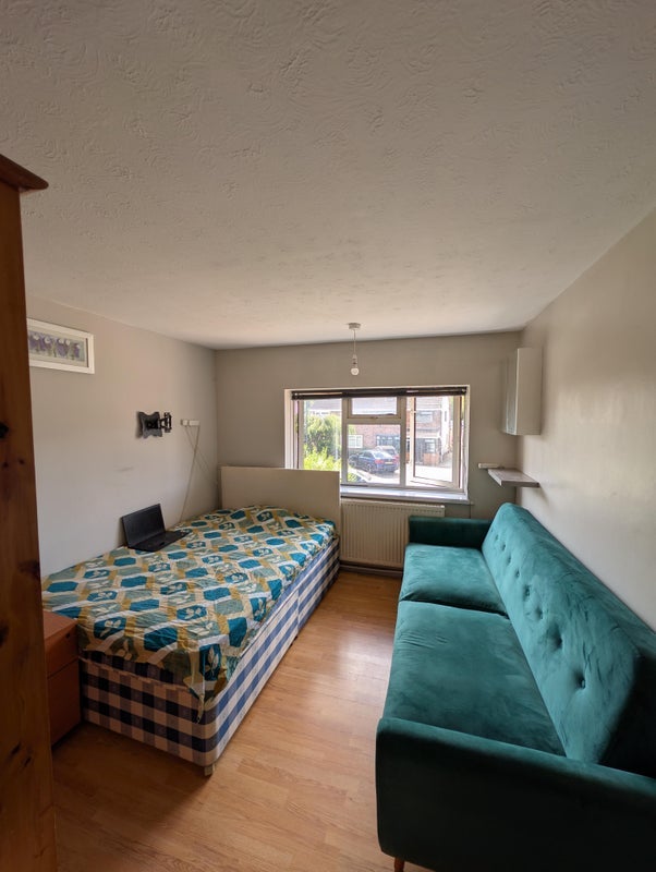 Room Stafford Road in Crawley