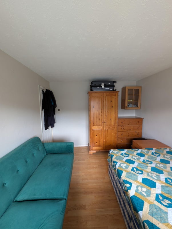 Room Stafford Road in Crawley