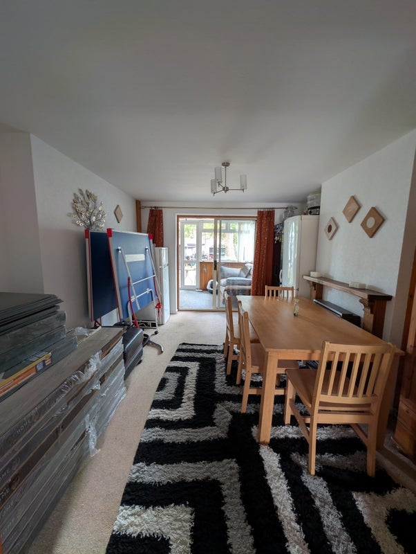 Room Stafford Road in Crawley