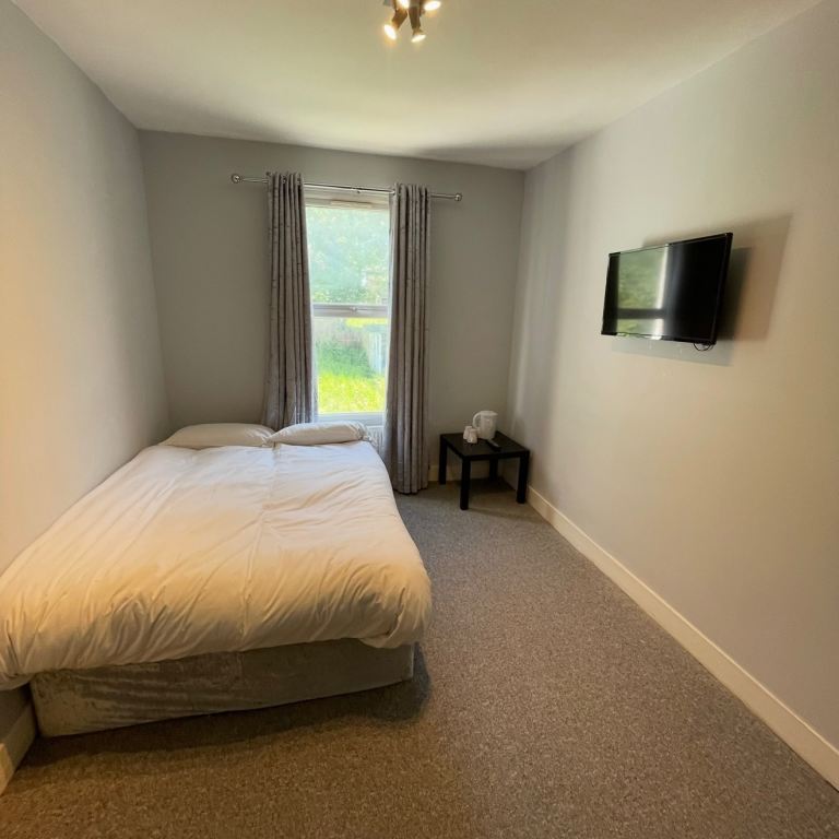 Room Buller Road in Greater London