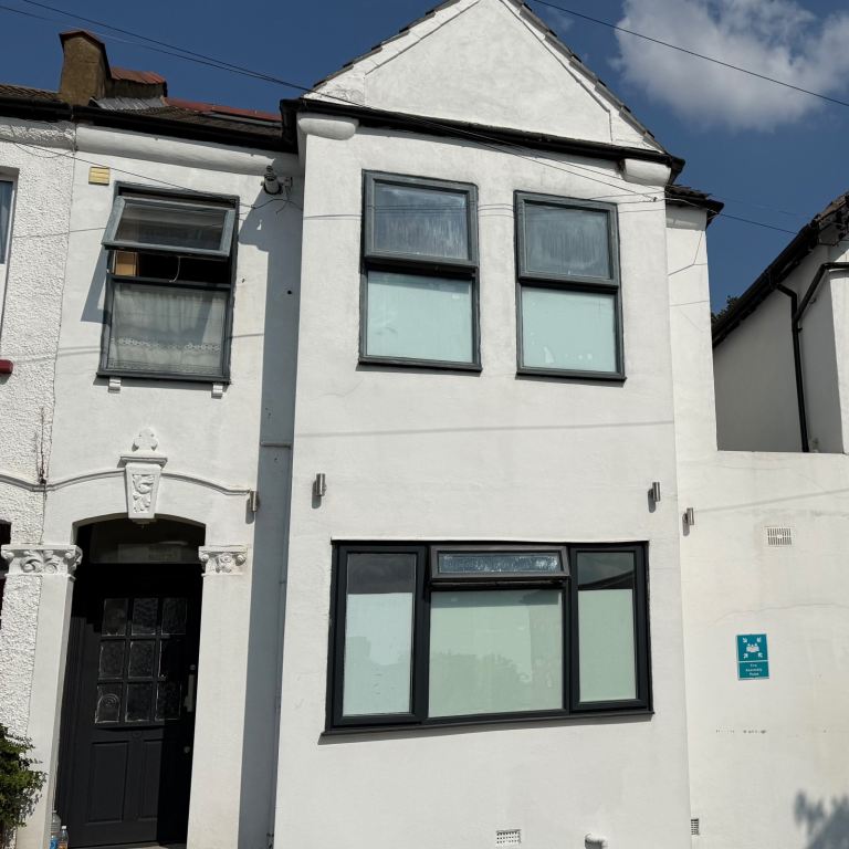 Room Buller Road in Greater London