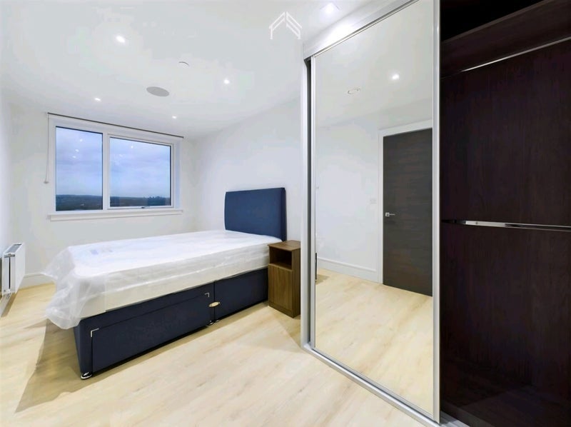Room North End Road in Greater London