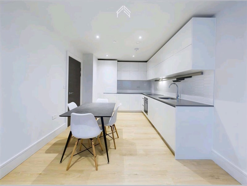 Room North End Road in Greater London