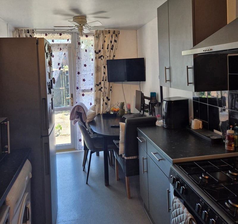 Room Wivenhoe Close in Greater London