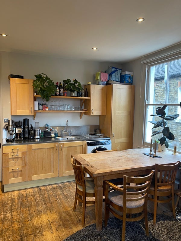 Flat Oakmead Road in Greater London
