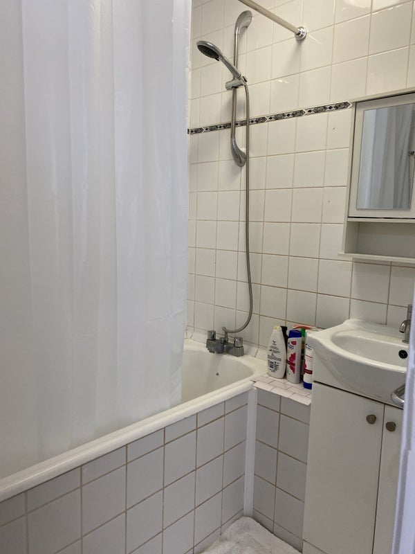 Room Wanborough Drive in Greater London