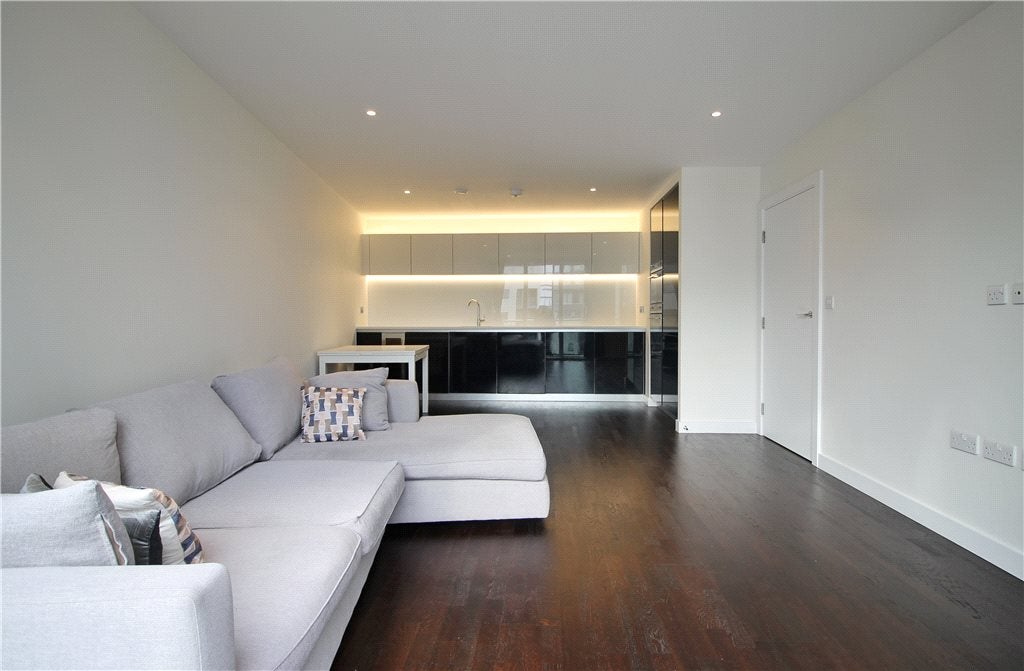 Flat Pump House Crescent in Greater London