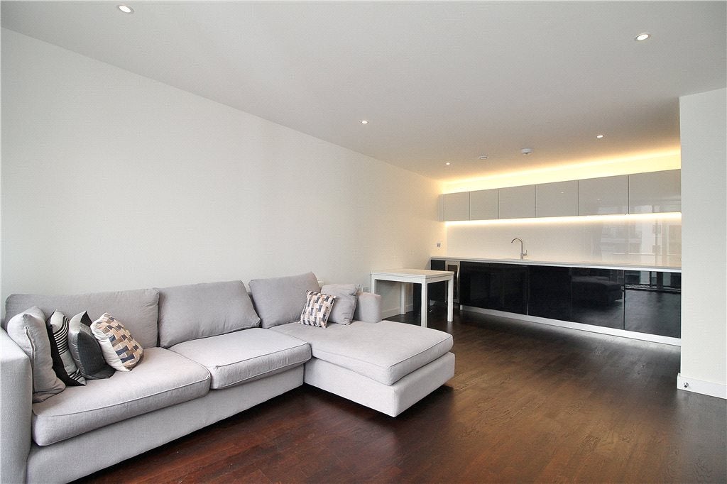 Flat Pump House Crescent in Greater London
