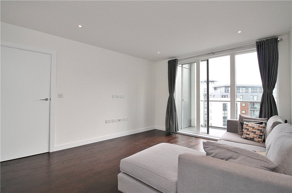 Flat Pump House Crescent in Greater London