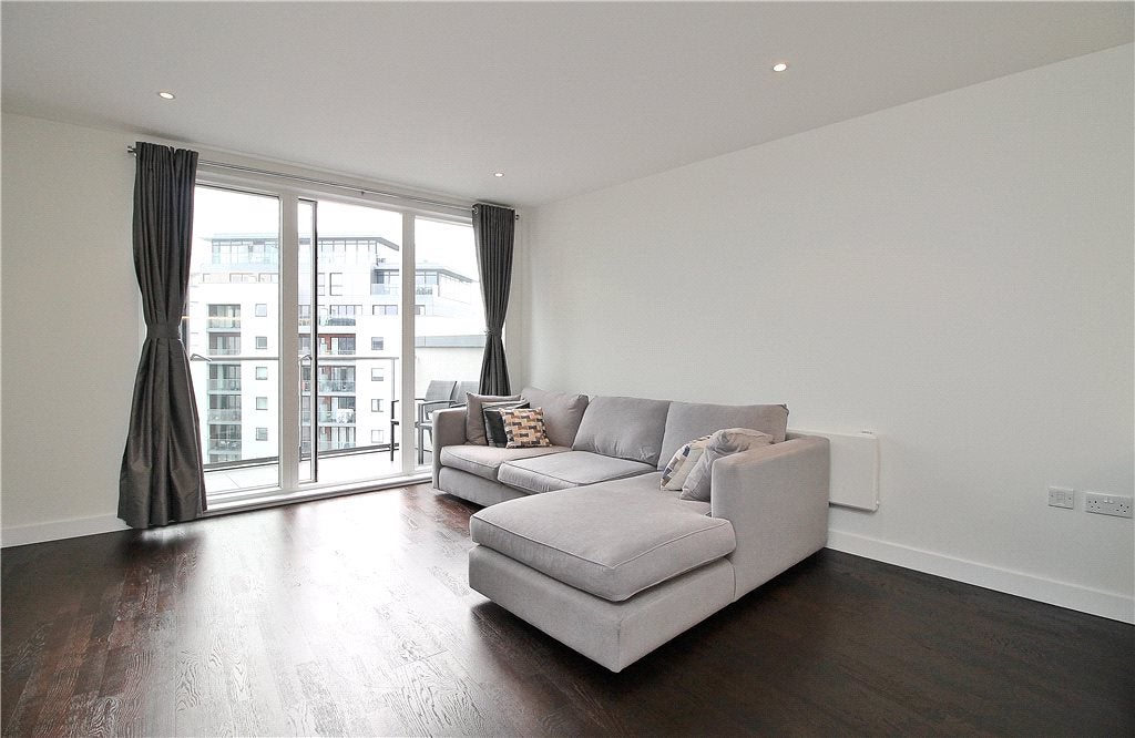 Flat Pump House Crescent in Greater London
