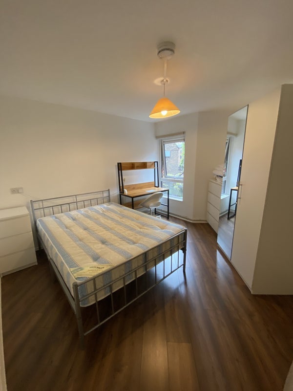 Room Wood Lane in Greater London