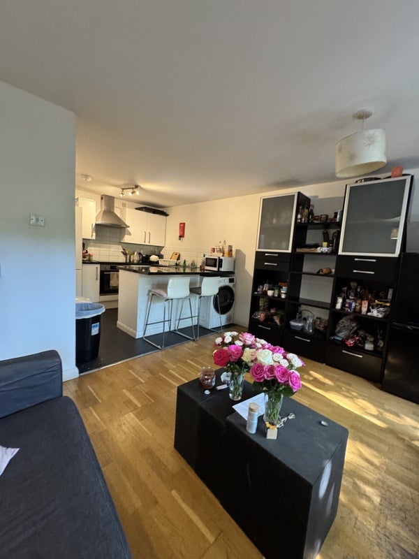 Room Wood Lane in Greater London