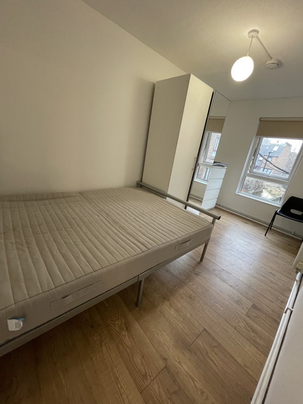 Room Wood Lane in Greater London