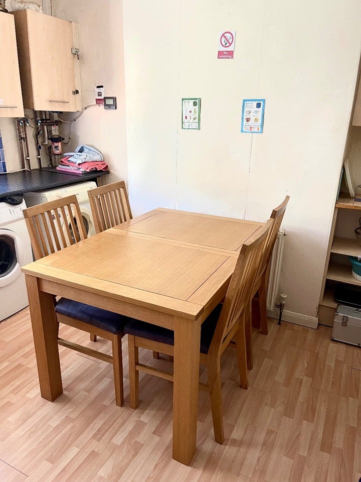 Room Ivanhoe Street in Brierley Hill