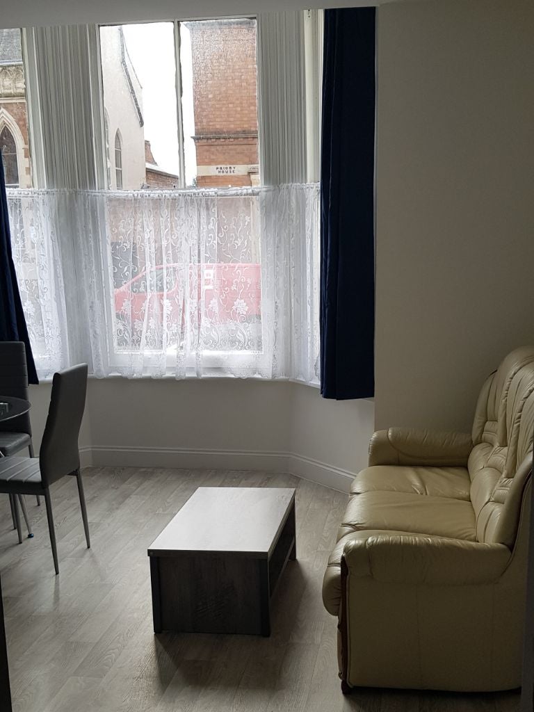 Flat Priory Terrace in Royal Leamington Spa