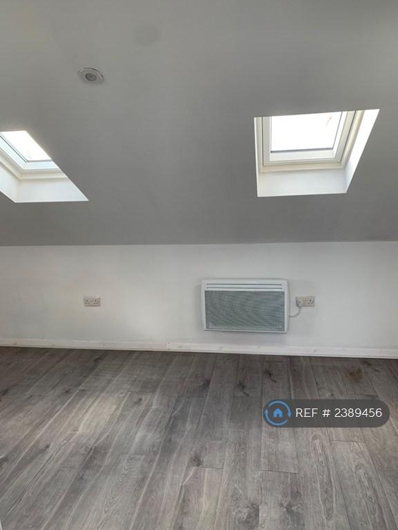 Flat Hooper Court in Borough of Spelthorne