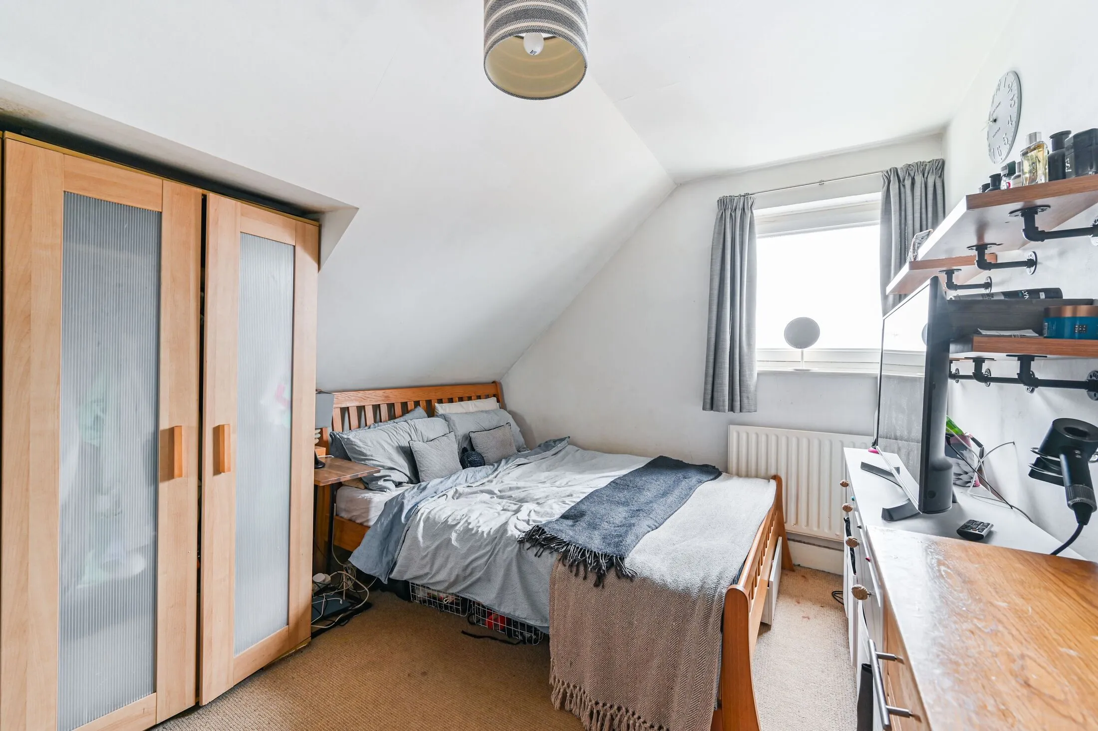 Flat Pinfold Road in Greater London