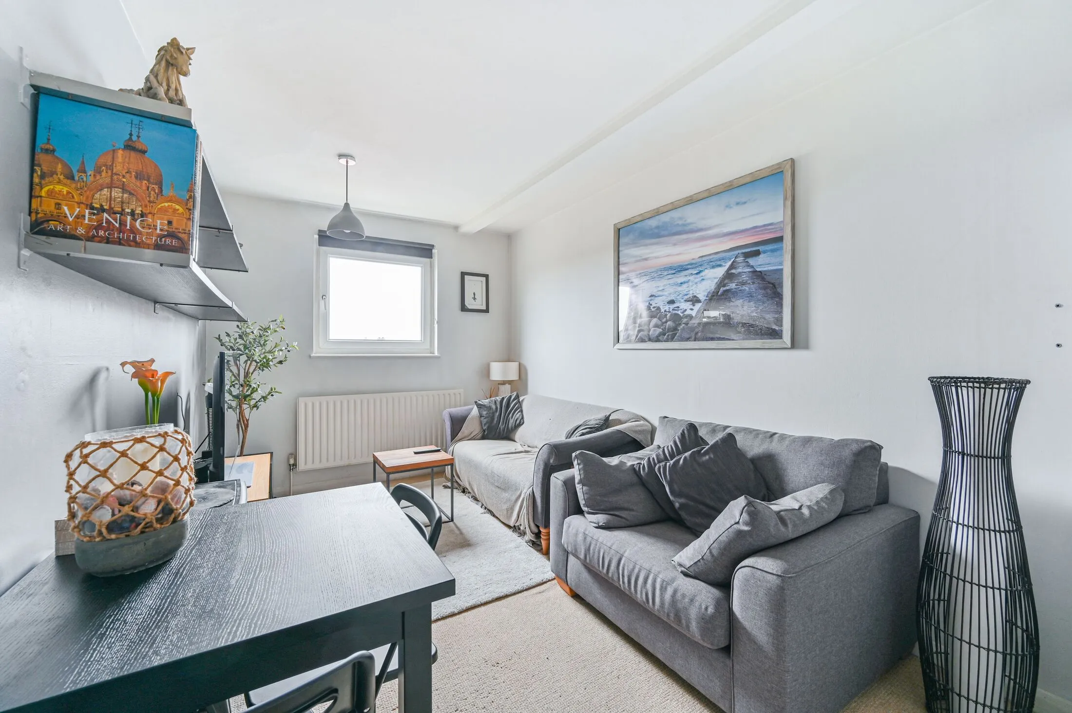 Flat Pinfold Road in Greater London