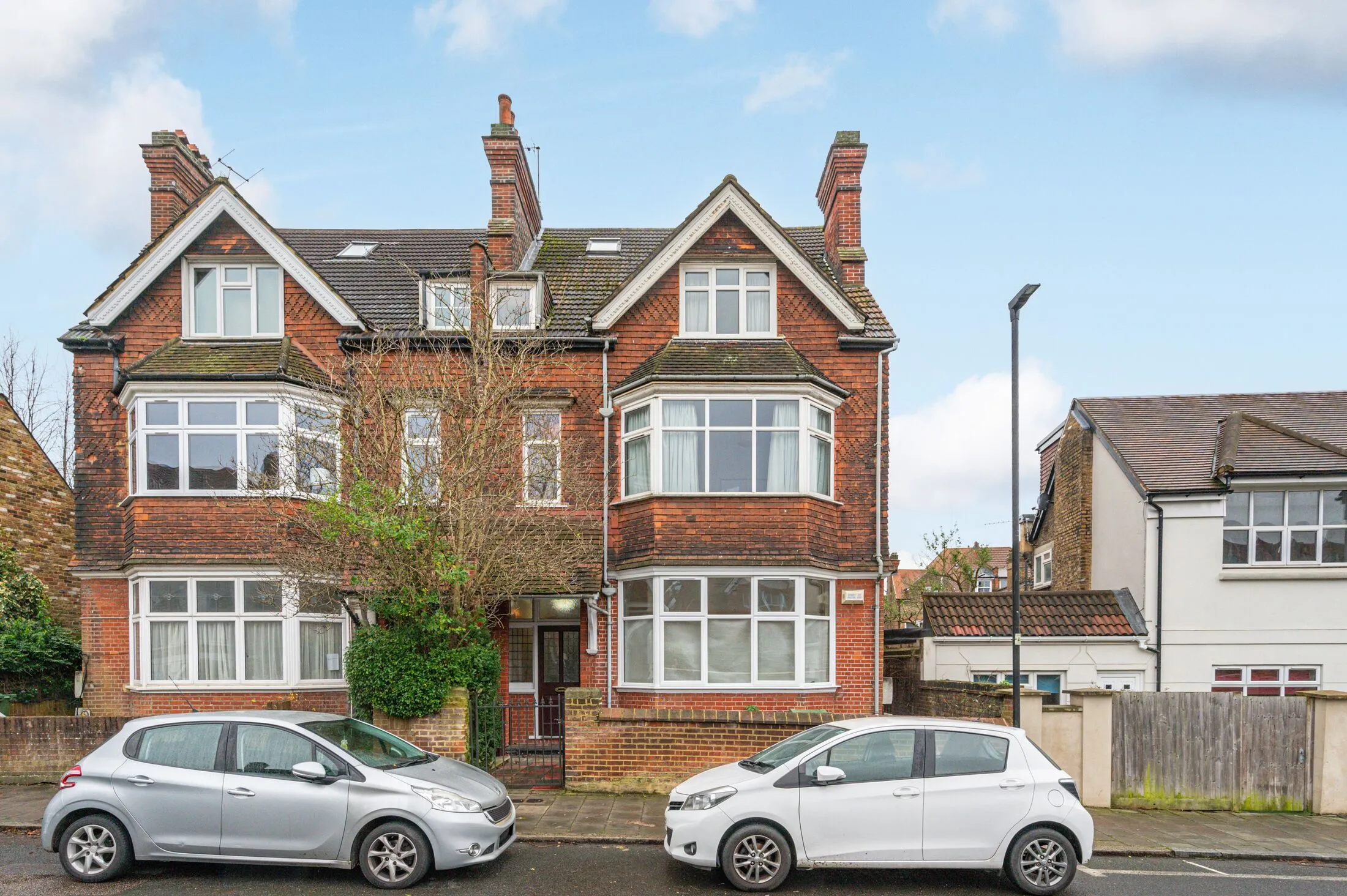 Flat Pinfold Road in Greater London