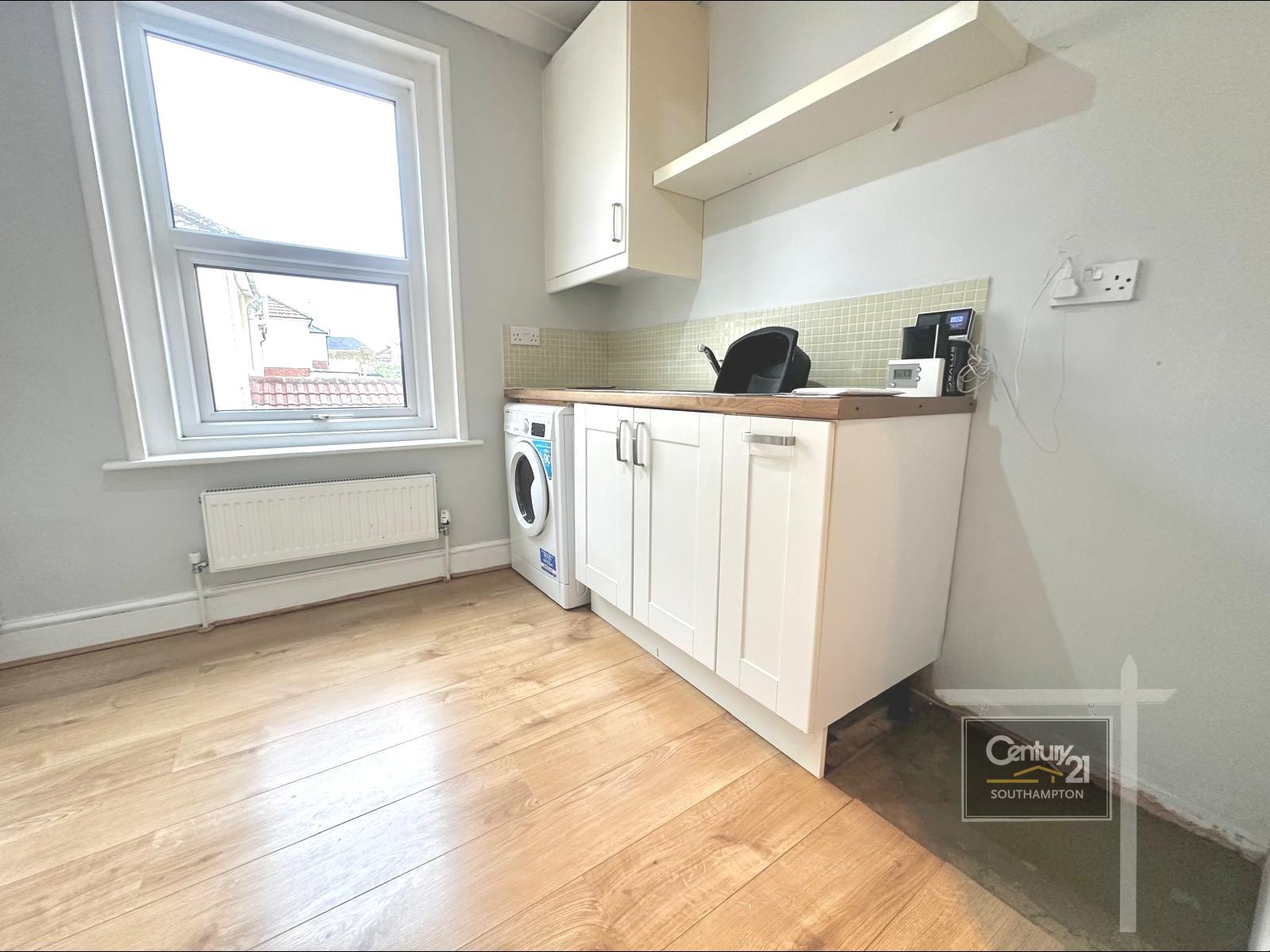 Flat Sholing Road in Southampton