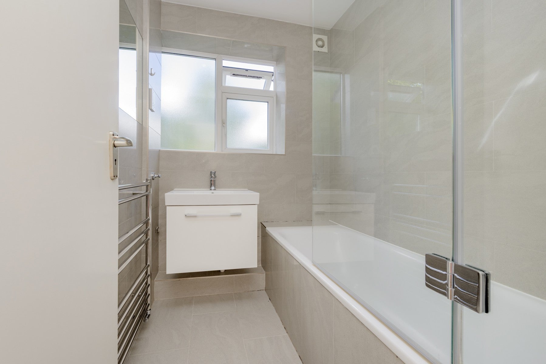 Flat Gunnersbury Avenue in Greater London