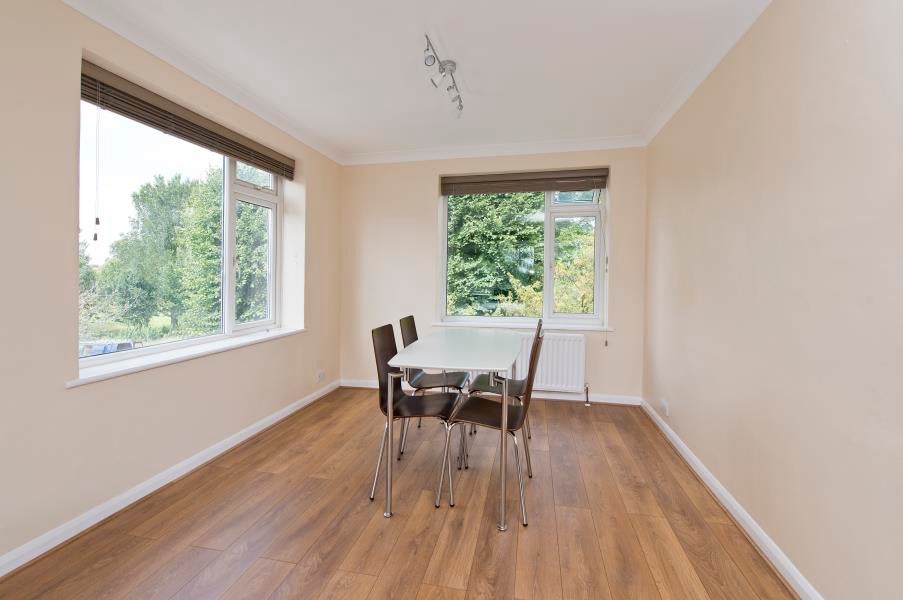 Flat Gunnersbury Avenue in Greater London