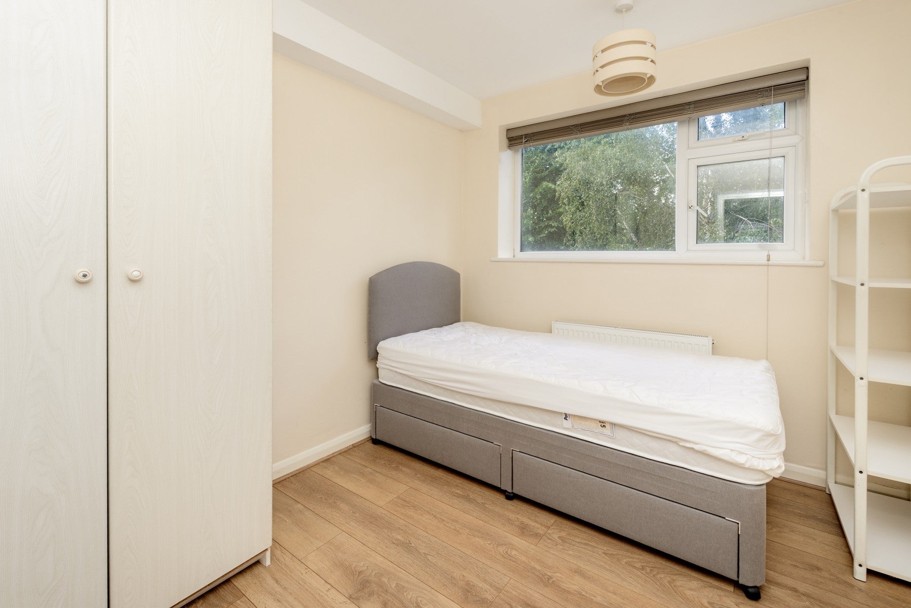 Flat Gunnersbury Avenue in Greater London