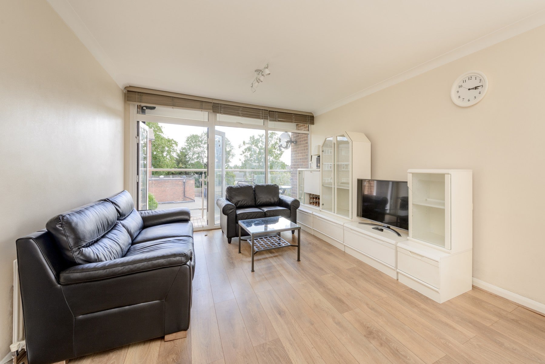 Flat Gunnersbury Avenue in Greater London