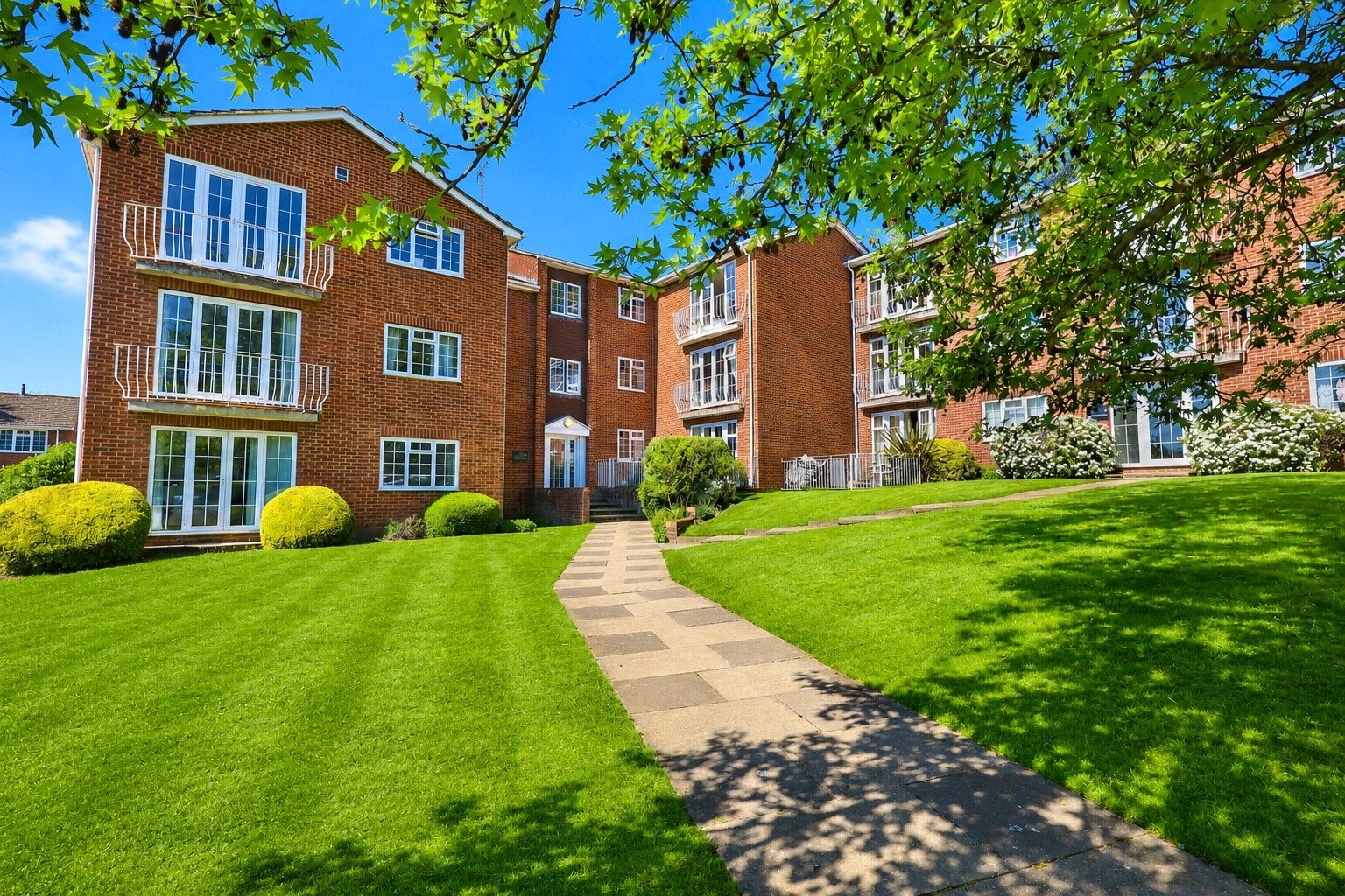 Flat Midhope Close in Woking