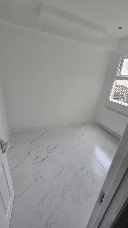 Room Gunning Street in Greater London