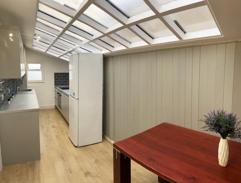 Room Kersley Street in Greater London