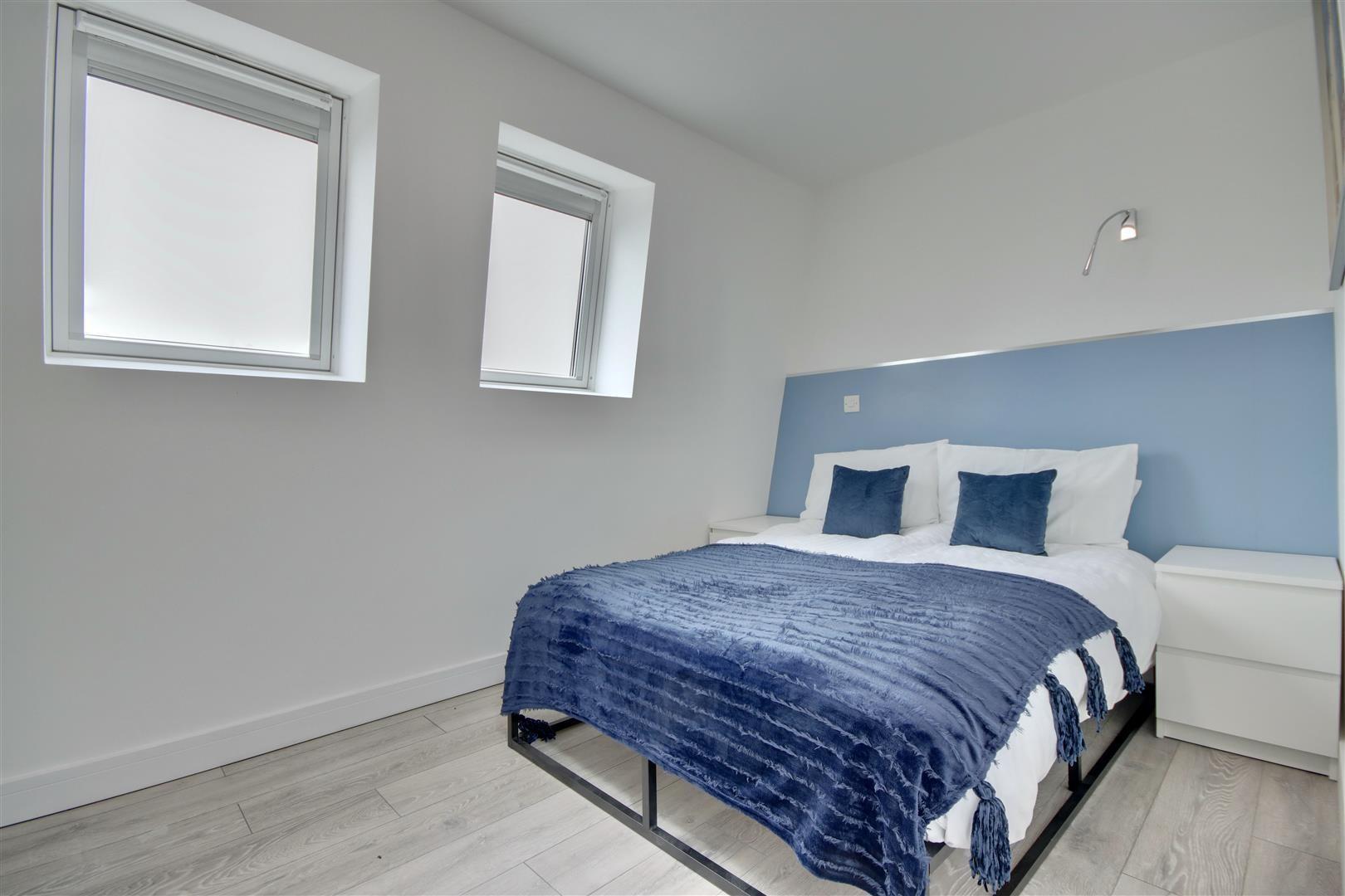 Room Canal Walk in Portsmouth