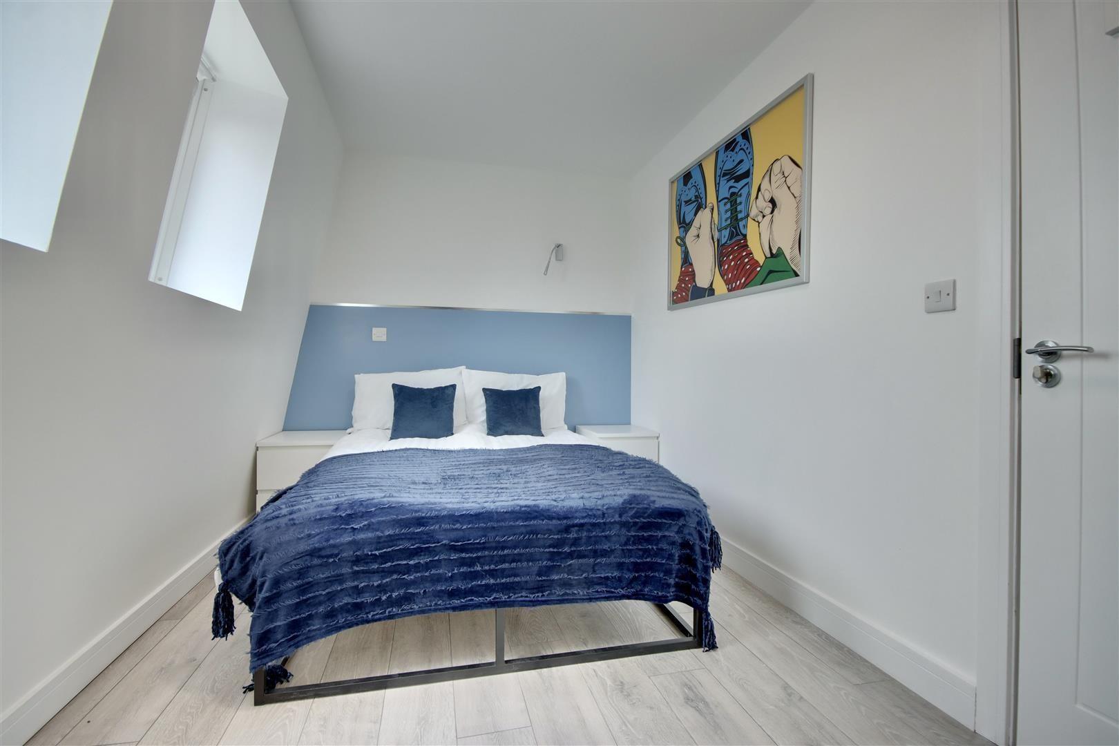 Room Canal Walk in Portsmouth