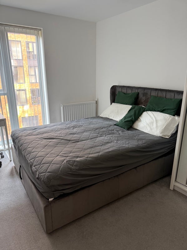 Room Bowen Drive in Greater London