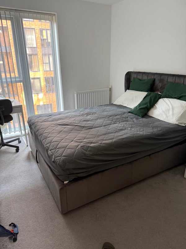 Room Bowen Drive in Greater London