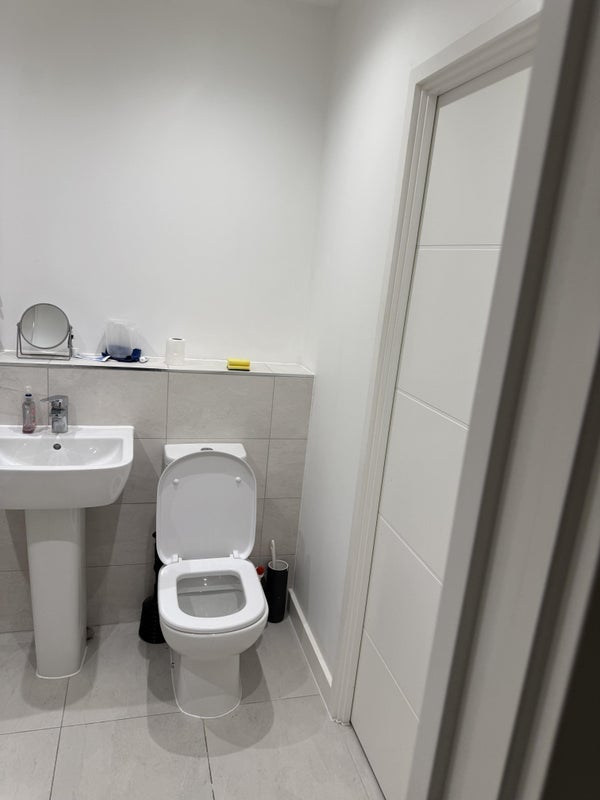 Room Bowen Drive in Greater London