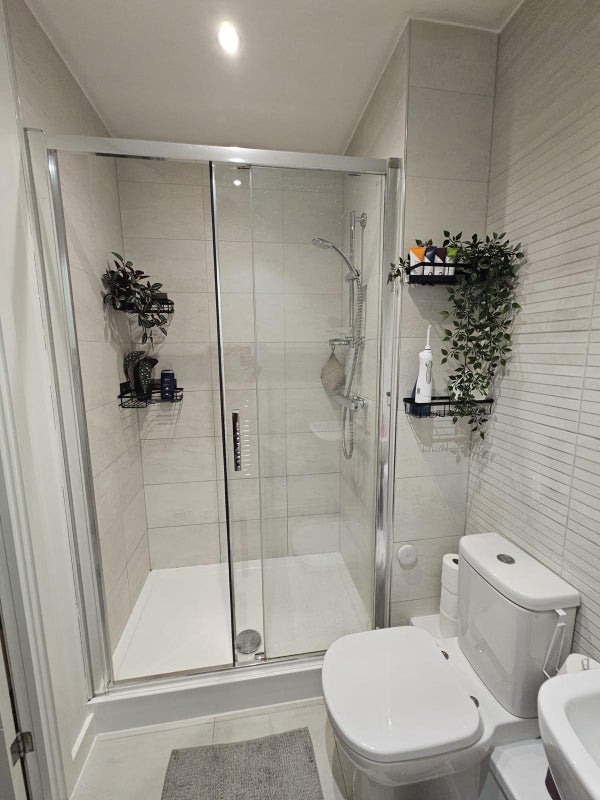 Room Bowen Drive in Greater London