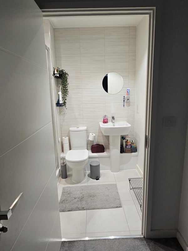 Room Bowen Drive in Greater London