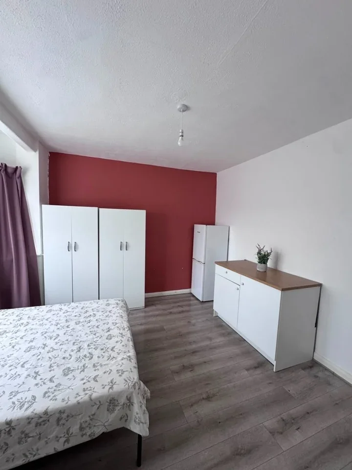 Room Penshurst Road in Greater London