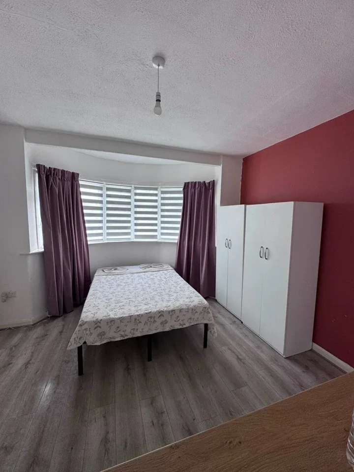 Room Penshurst Road in Greater London