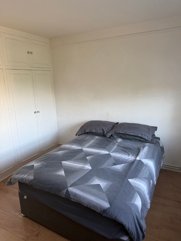 Room Forsyte Crescent in Greater London