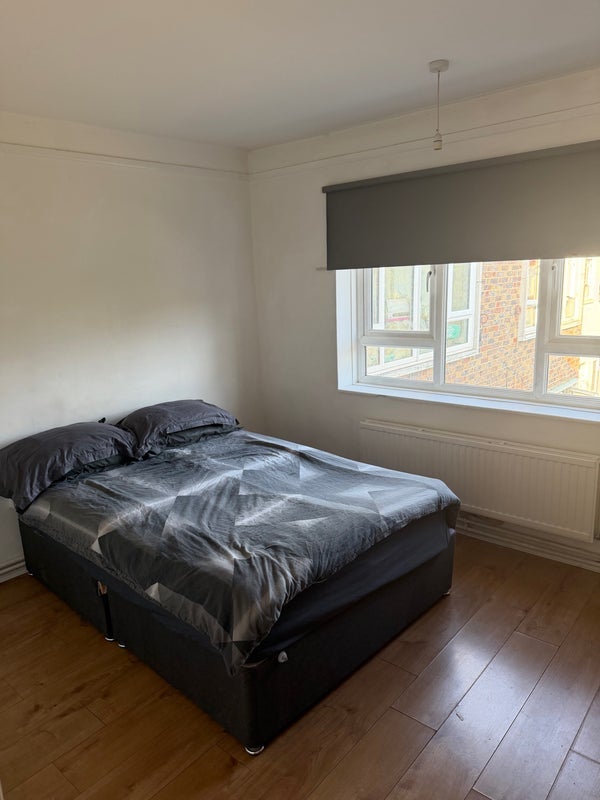Room Forsyte Crescent in Greater London