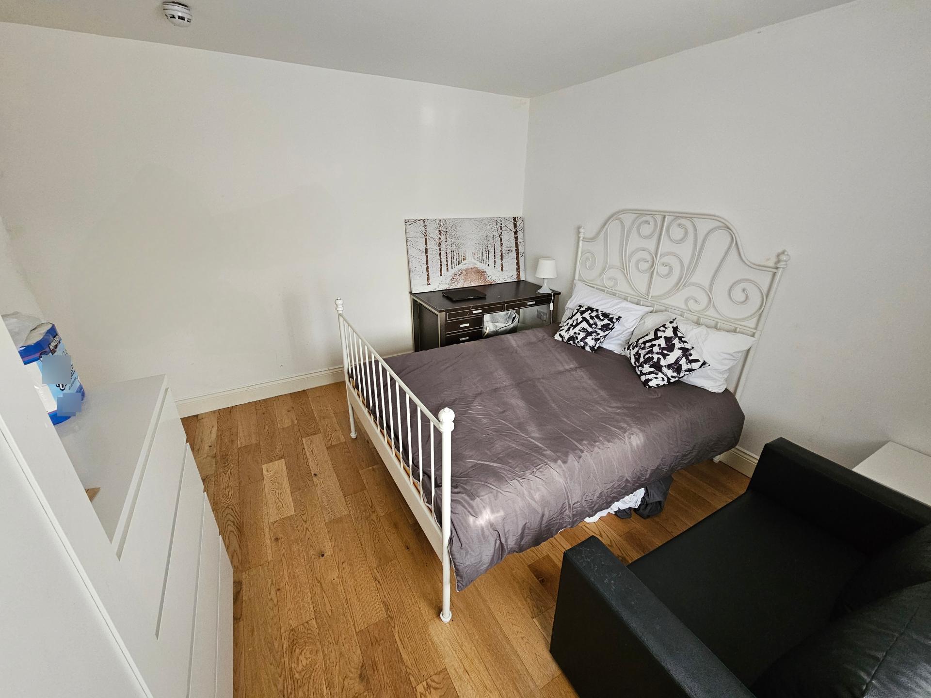 Flat Locarno Road in Greater London