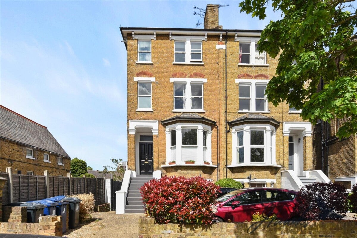 Flat Churchfield Road in Greater London