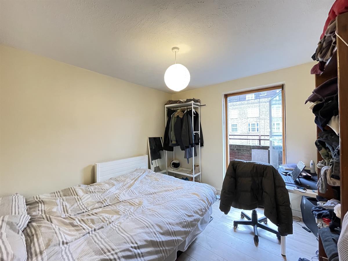 Flat Oakshott Court in Greater London
