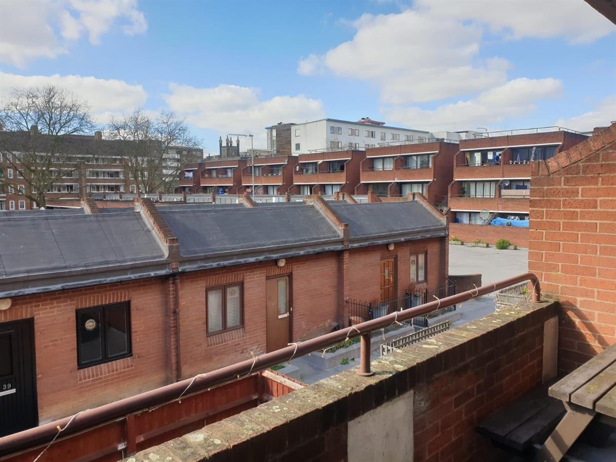 Flat Oakshott Court in Greater London