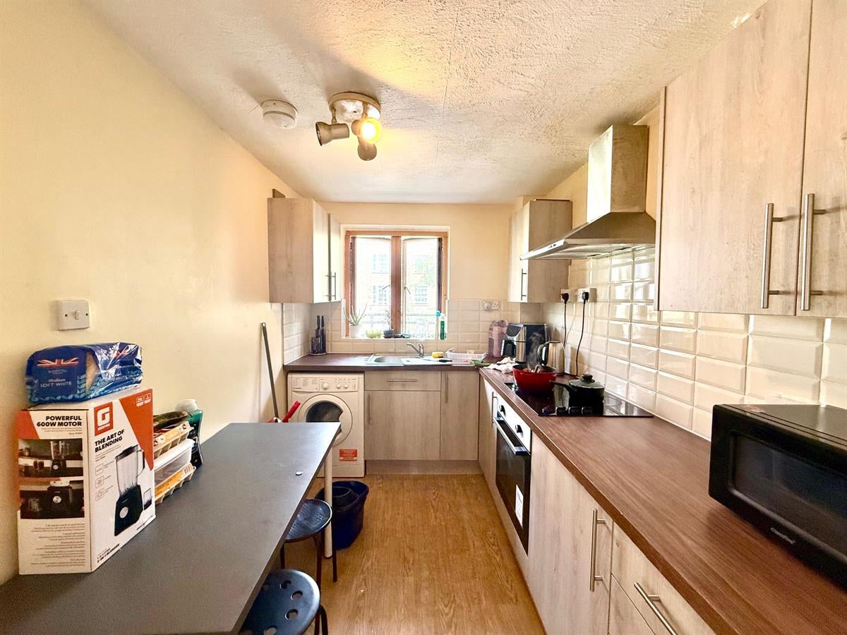Flat Oakshott Court in Greater London