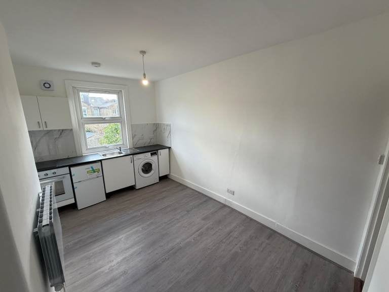 Flat Cranleigh Road in Greater London