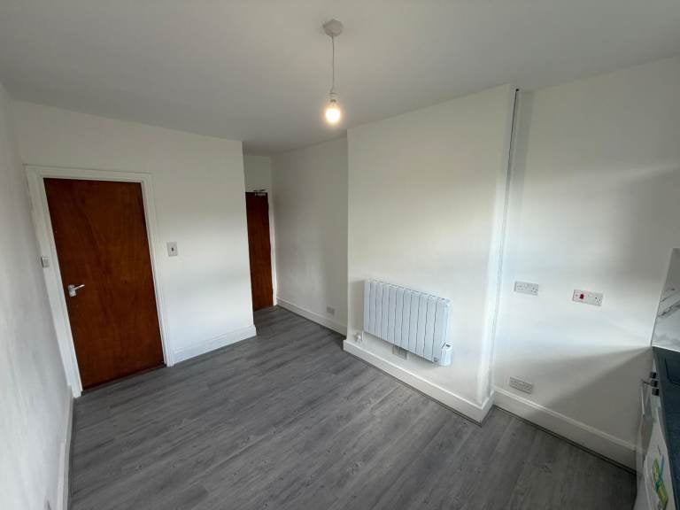 Flat Cranleigh Road in Greater London