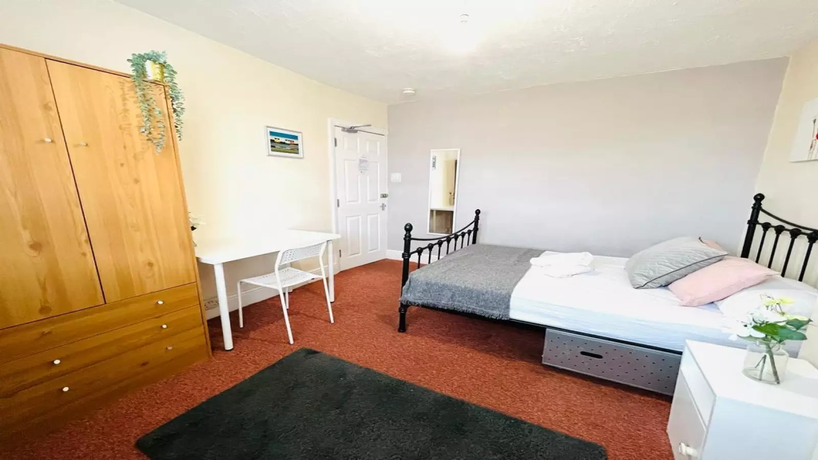 Flat Gordon Road in Greater London
